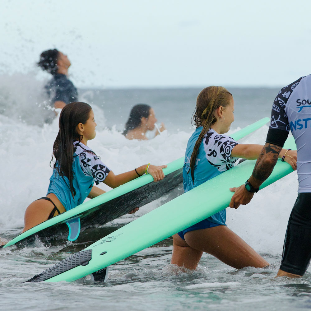 alumnos de surf en grupo en gran canaria